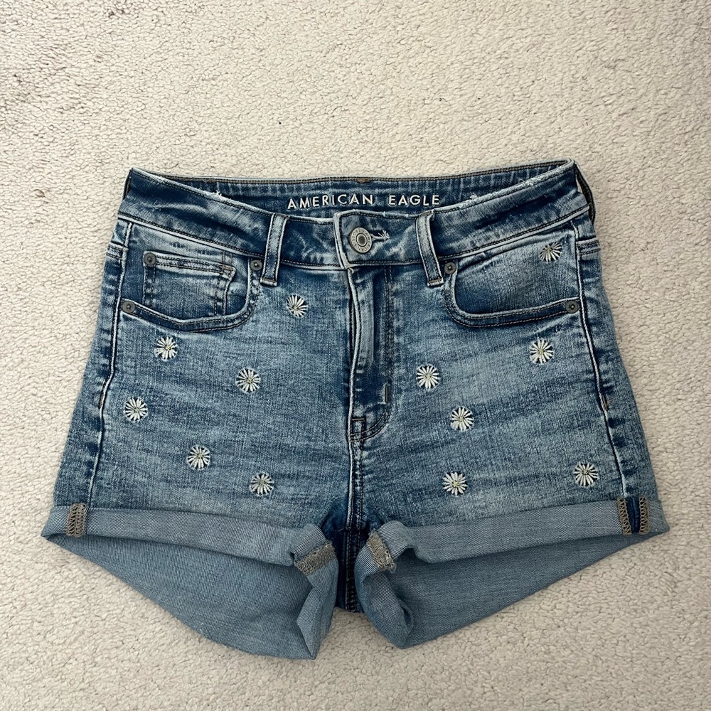 American Eagle embroidered daisy shorts. Great condition, lightly used.